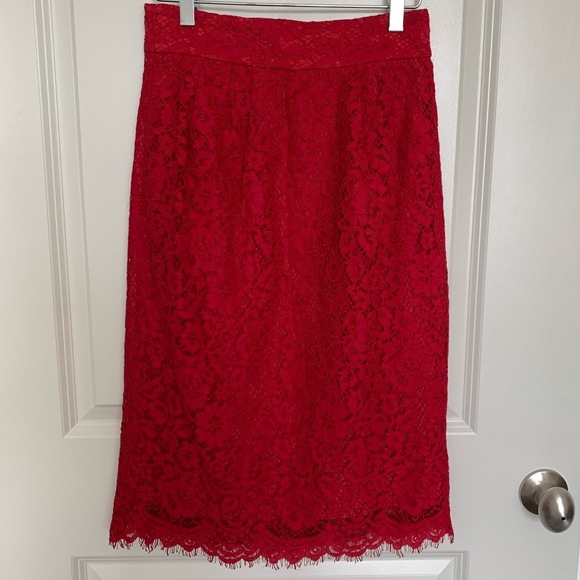 Pintucked pencil skirt in lace - Picture 4 of 7